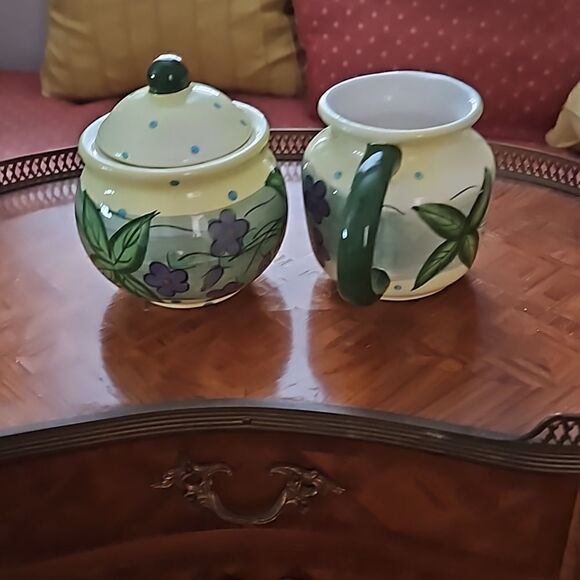 Vintage ceramic cream and sugar flowered set - Picture 4 of 4